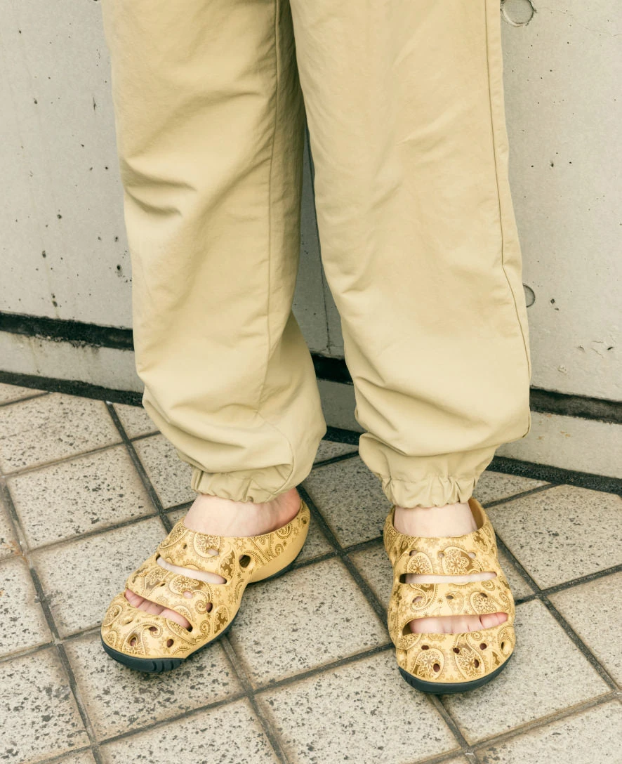 Keen Men's Yogui Arts Clog X THC | Caffe Latte Paisley - Image 8